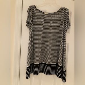 Very cute Max Studio size M short sleeved tunic top